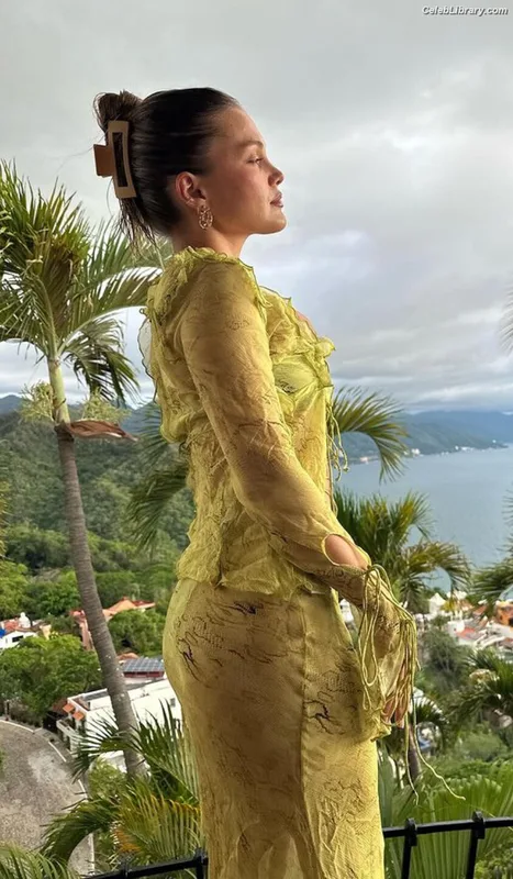 Olivia Holt photo 18 of 717