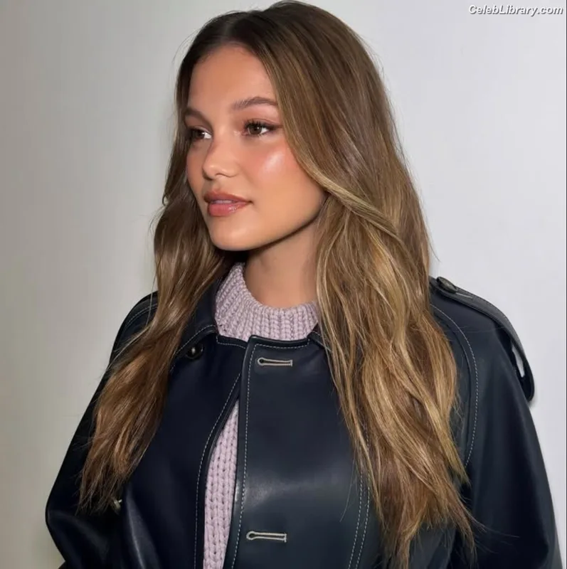 Olivia Holt photo 22 of 717