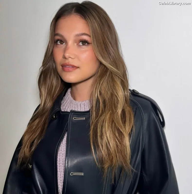 Olivia Holt photo 23 of 717