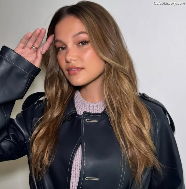 Olivia Holt photo 24 of 717