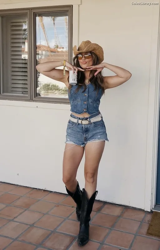 Olivia Holt photo 3 of 717