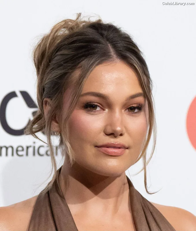 Olivia Holt photo 16 of 717