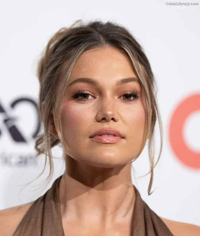 Olivia Holt photo 17 of 717