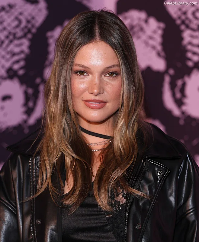 Olivia Holt photo 6 of 717