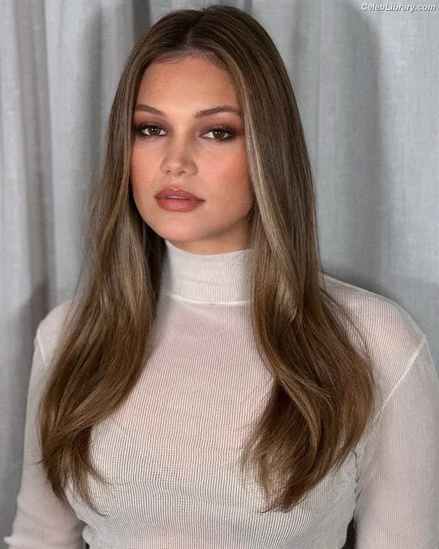 Olivia Holt photo 3 of 717