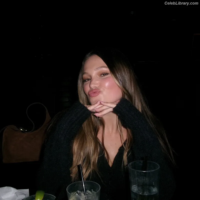 Olivia Holt photo 5 of 717