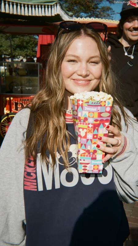 Olivia Holt photo 6 of 717