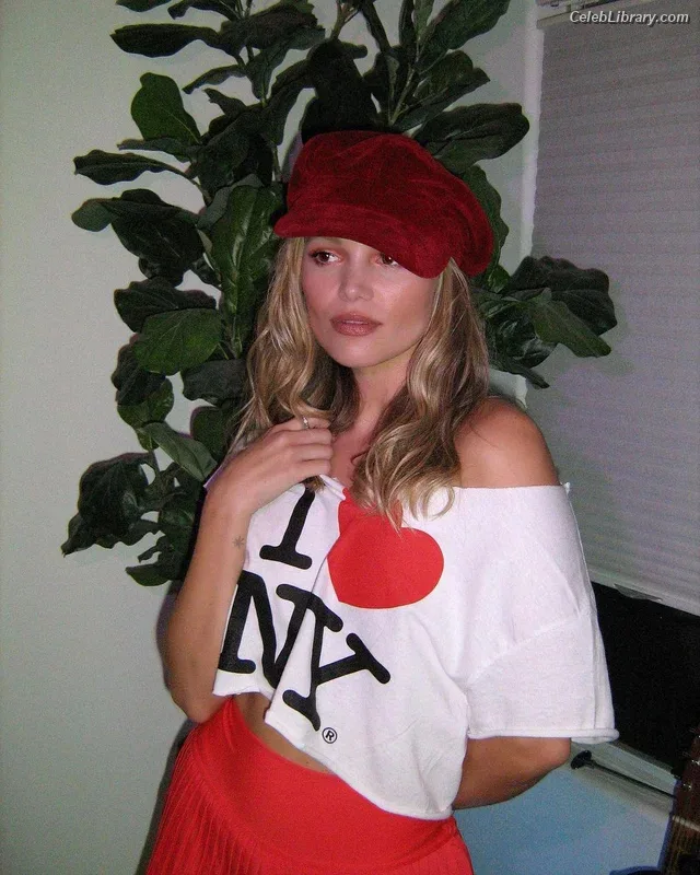 Olivia Holt photo 7 of 717