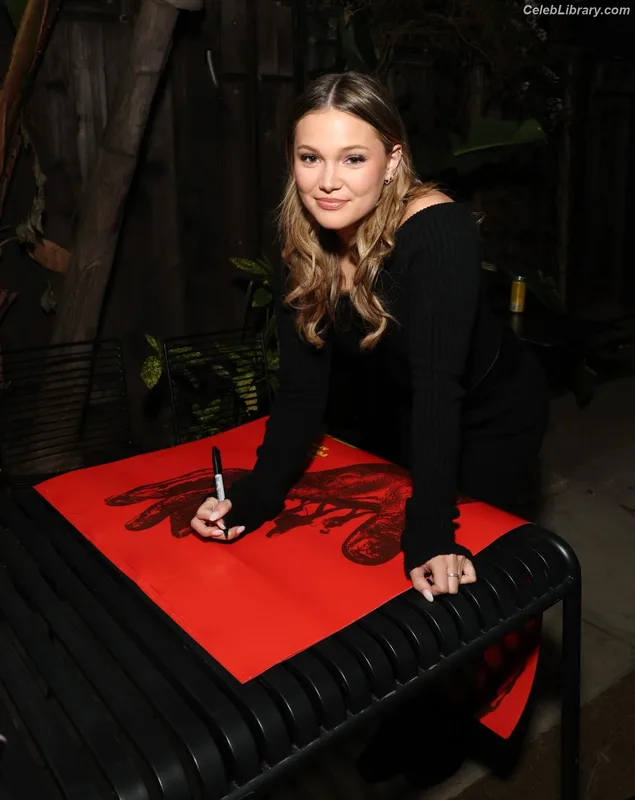 Olivia Holt photo 8 of 717