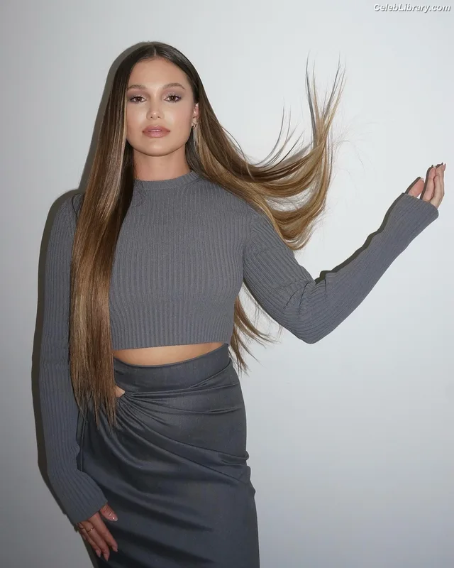Olivia Holt photo 9 of 717