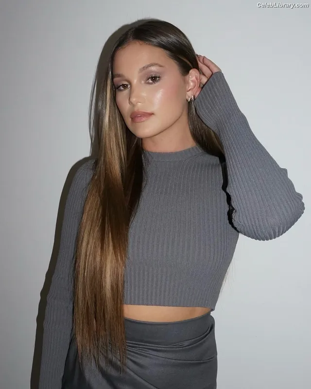 Olivia Holt photo 10 of 717