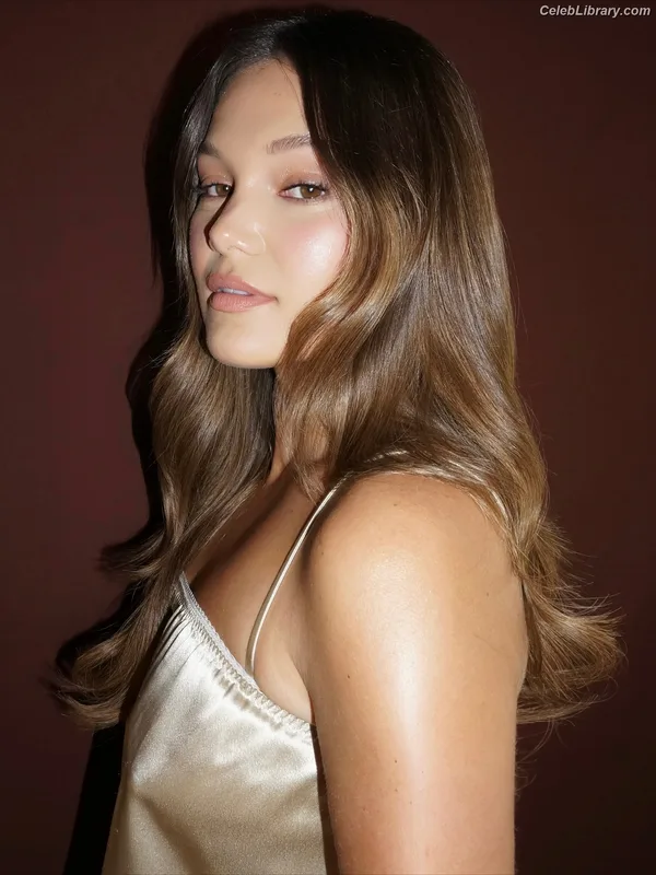 Olivia Holt photo 15 of 717