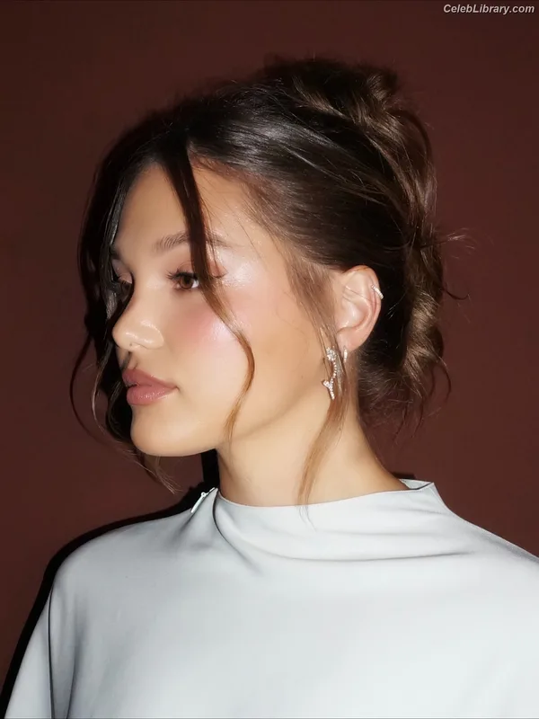Olivia Holt photo 18 of 717