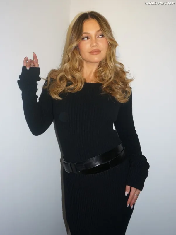 Olivia Holt photo 20 of 717