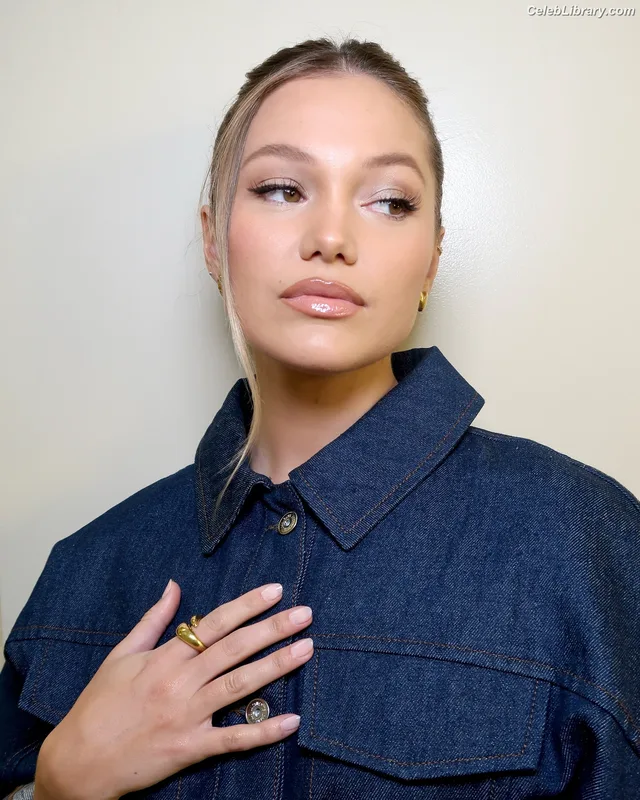 Olivia Holt photo 23 of 717