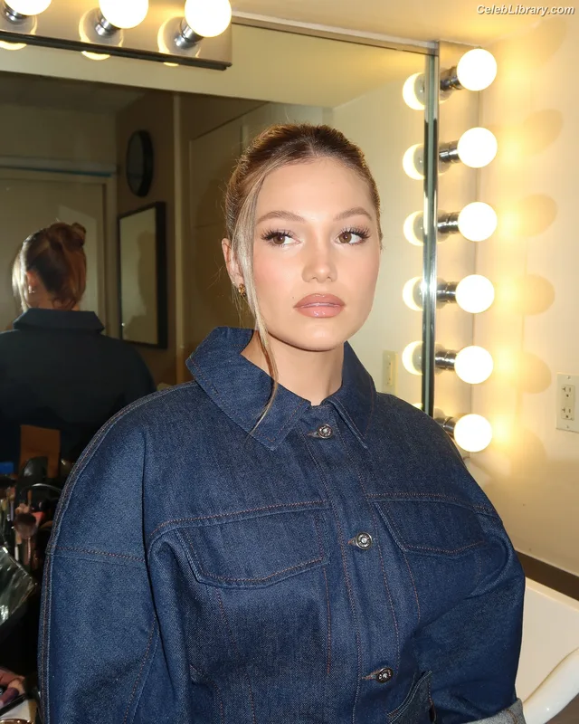 Olivia Holt photo 2 of 717