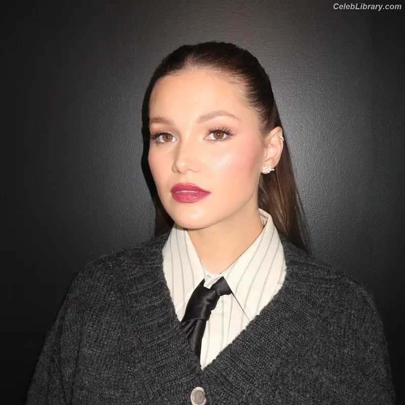 Olivia Holt photo 3 of 717