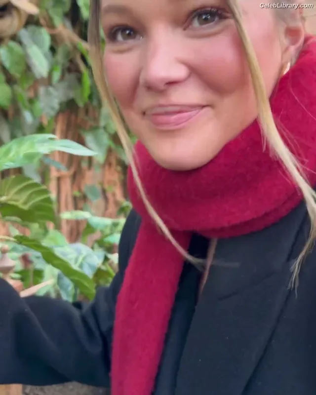 Olivia Holt photo 4 of 717