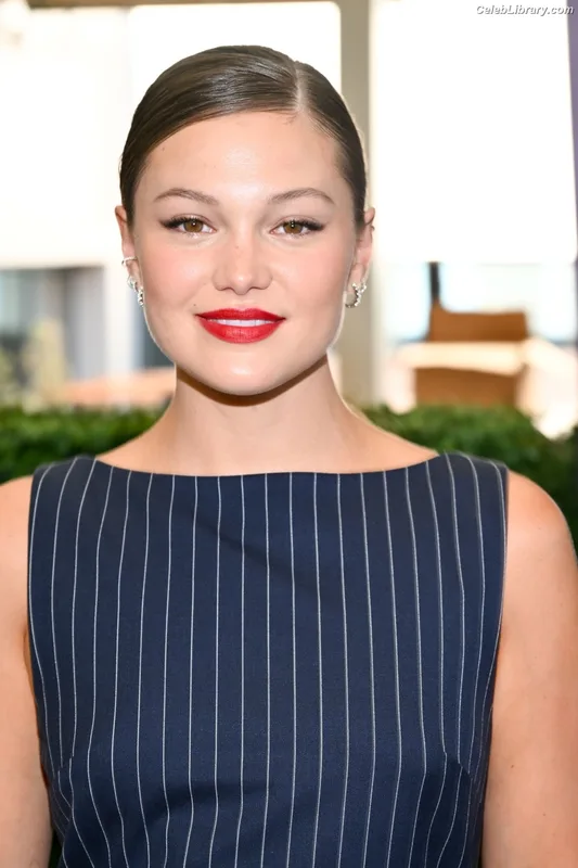Olivia Holt photo 5 of 717