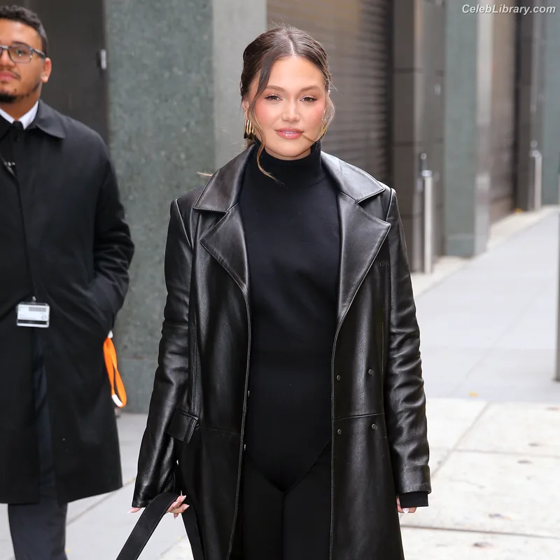 Olivia Holt photo 8 of 717
