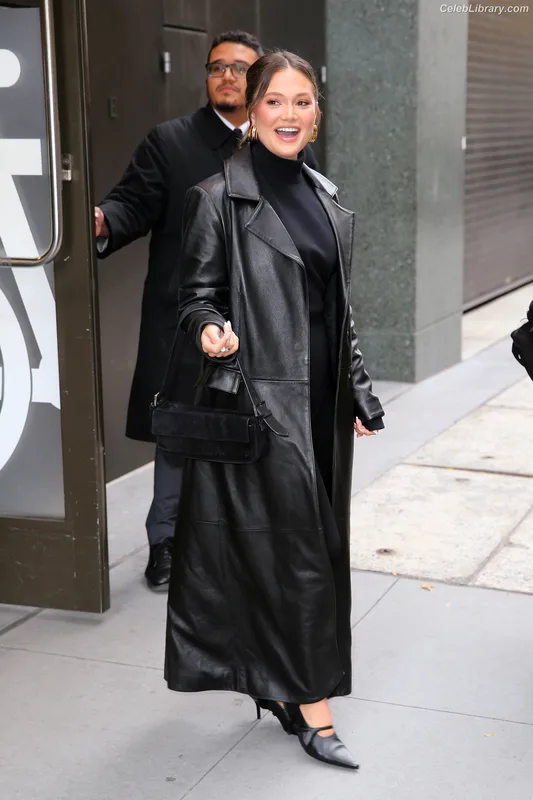 Olivia Holt photo 15 of 717
