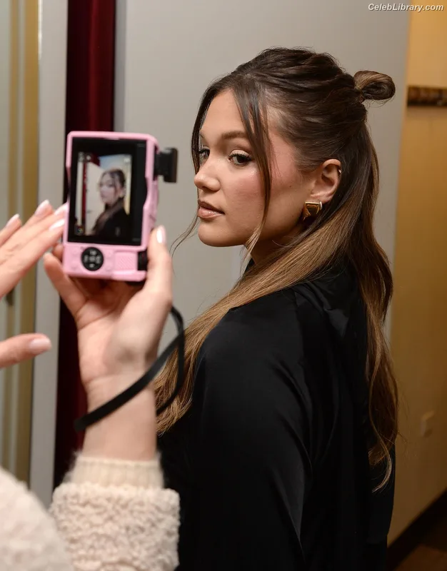 Olivia Holt photo 2 of 717