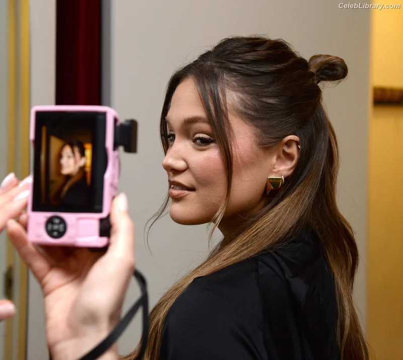 Olivia Holt photo 3 of 717