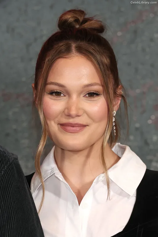 Olivia Holt photo 8 of 717