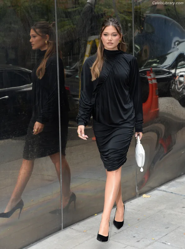 Olivia Holt photo 6 of 717