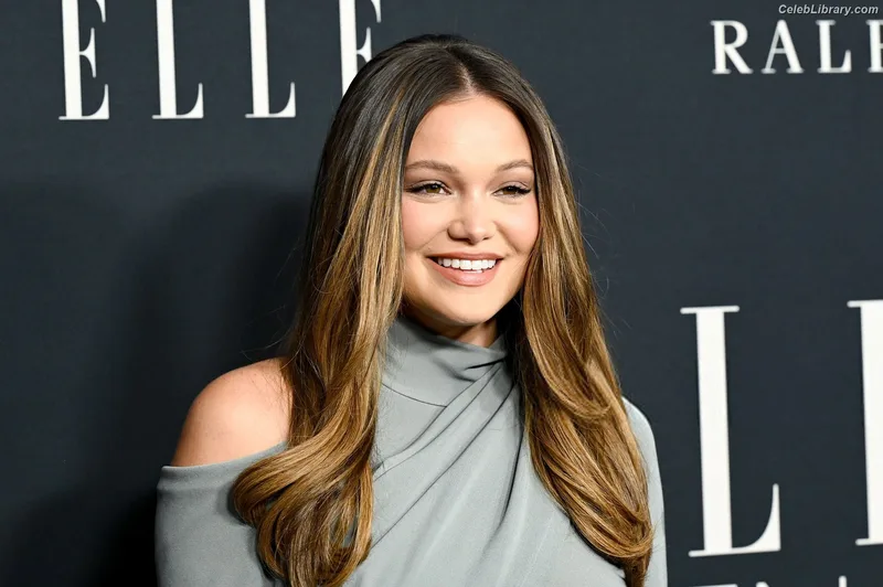 Olivia Holt photo 15 of 717