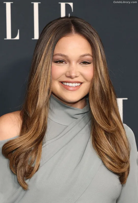 Olivia Holt photo 7 of 717