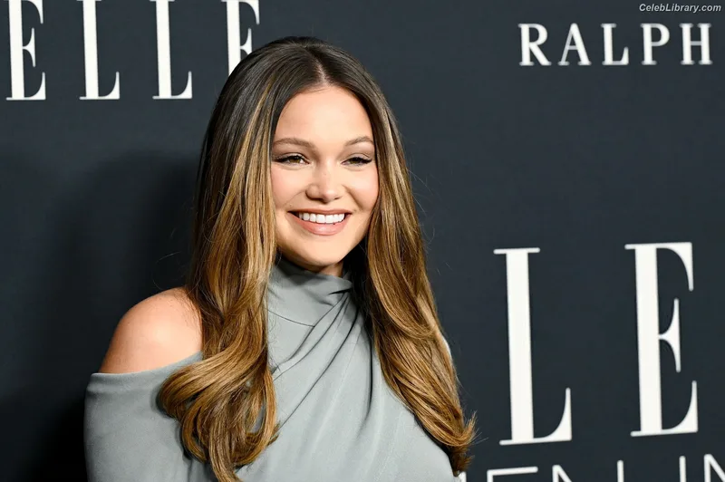 Olivia Holt photo 14 of 717