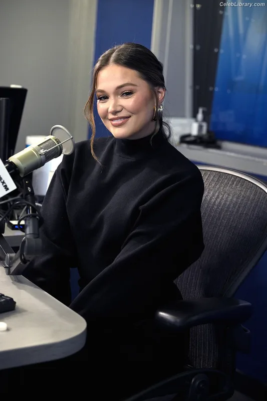 Olivia Holt photo 24 of 717