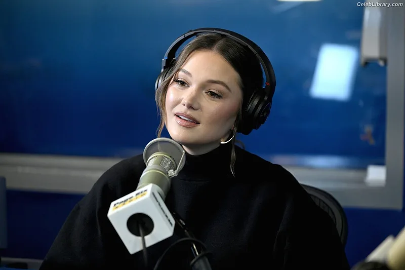 Olivia Holt photo 2 of 717