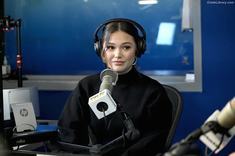 Olivia Holt photo 3 of 717