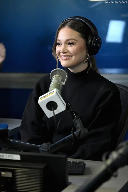 Olivia Holt photo 4 of 717