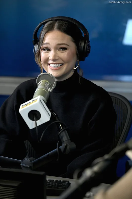 Olivia Holt photo 5 of 717