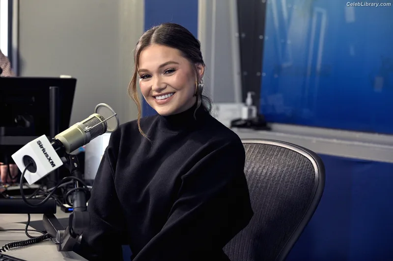 Olivia Holt photo 7 of 717