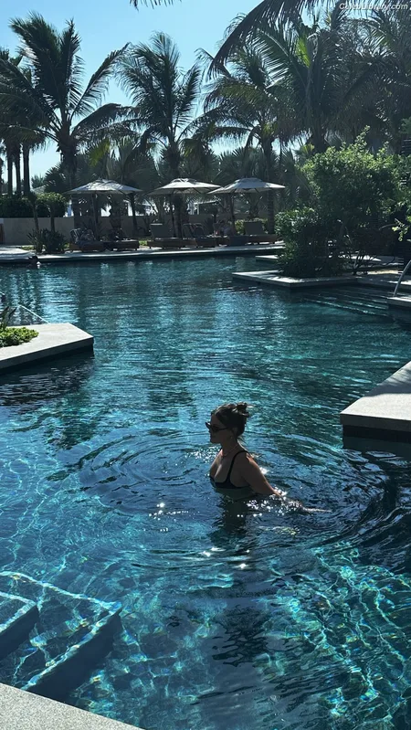 Olivia Holt photo 2 of 717