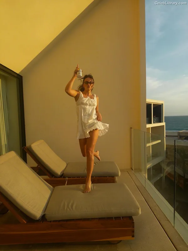 Olivia Holt photo 3 of 717