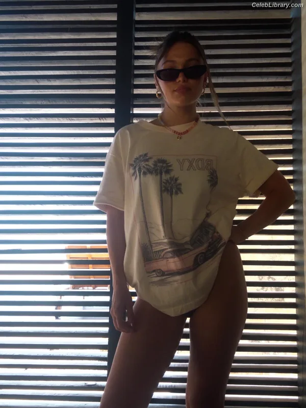 Olivia Holt photo 5 of 717