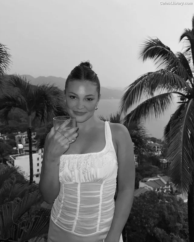 Olivia Holt photo 19 of 717