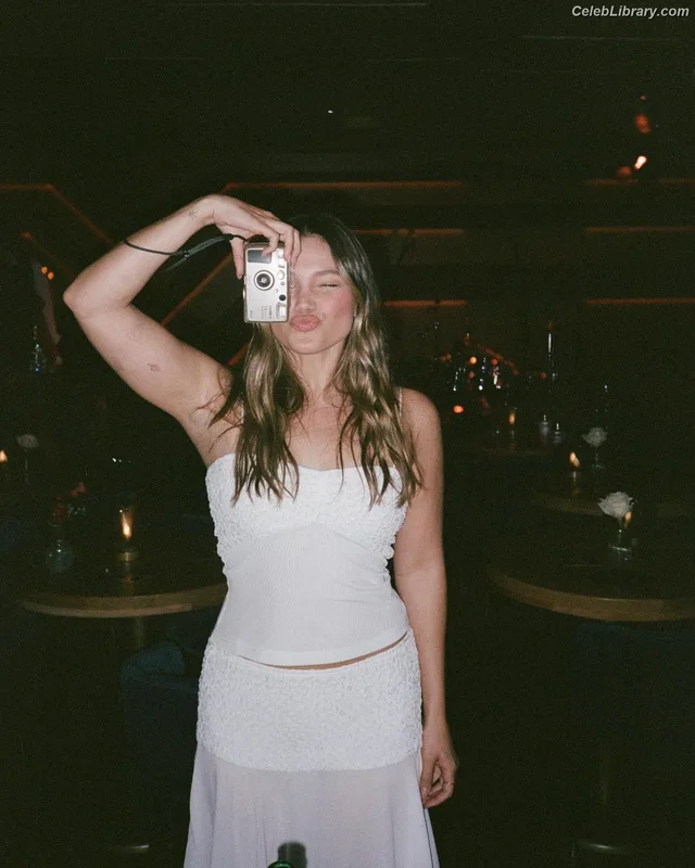 Olivia Holt photo 3 of 717