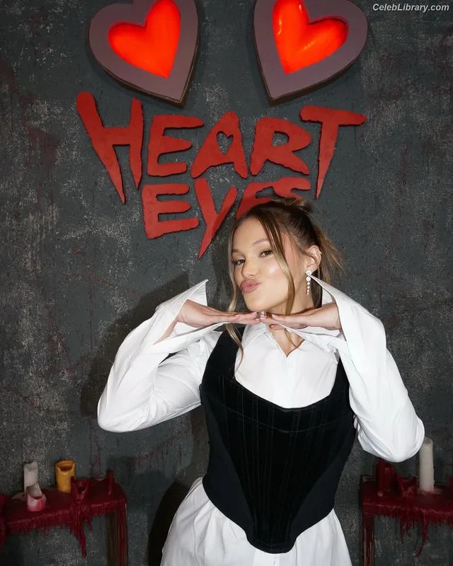 Olivia Holt photo 4 of 717