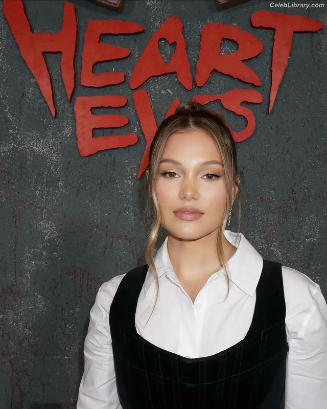 Olivia Holt photo 5 of 717