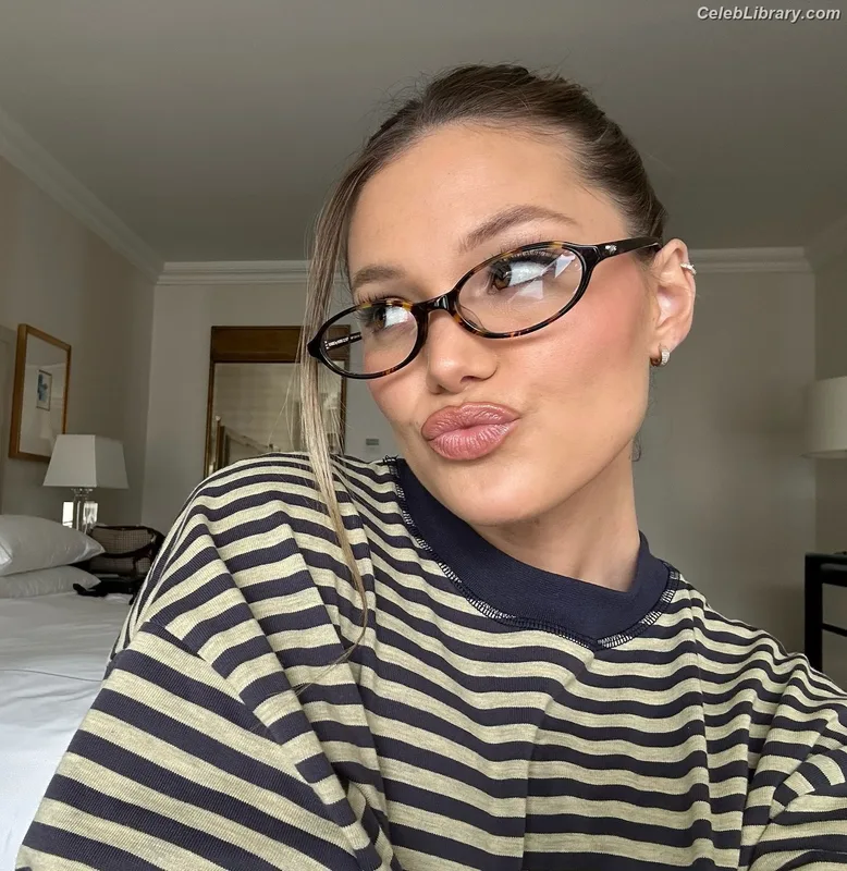 Olivia Holt photo 6 of 717