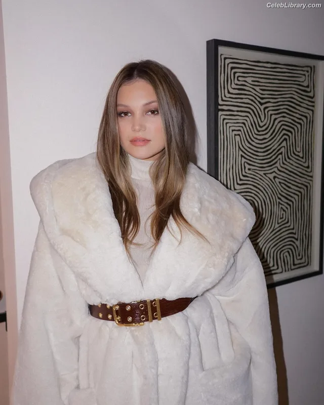 Olivia Holt photo 9 of 717