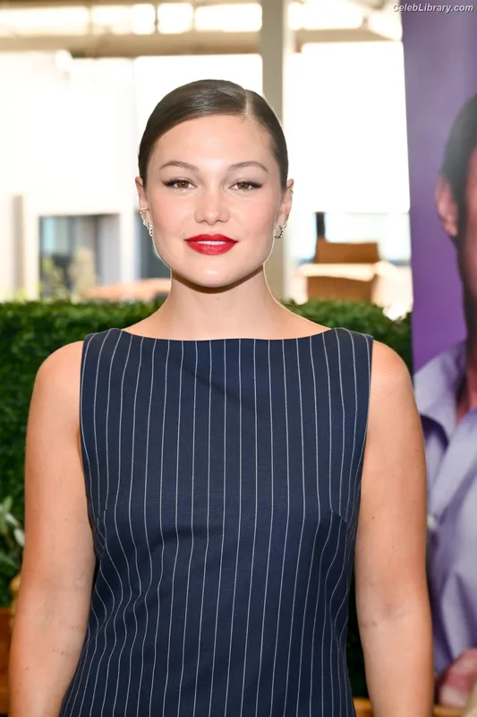 Olivia Holt photo 10 of 717