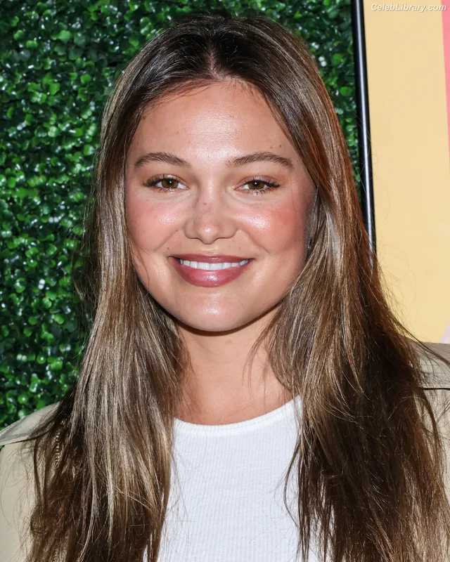 Olivia Holt photo 15 of 717