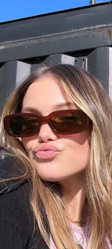 Olivia Holt photo 16 of 717